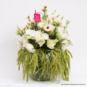 FLM-DM2025-0009 Floreria Las Margaritas. Flores. Floreria. Guadalajara. Flores bonitas. Mini Gerberas. Lisianthus. Rosas color palo. Follajes verdes. Dia de las madres. Flores a domicilio.V2