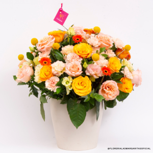 FLM-DM2025-0008 Floreria Las Margaritas. Flores. Floreria. Guadalajara. Rosas Mango. Lisianthus. Claveles. Orquidea. Flores bonitas. Mini Gerberas. Craspedias. Dia de las madres. Base de ceramica. Flores a domicilio
