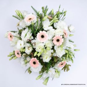 FLM-DM2025-0009 Floreria Las Margaritas. Flores. Floreria. Guadalajara. Flores bonitas. Mini Gerberas. Lisianthus. Rosas color palo. Follajes verdes. Día de las Madres. Flores a domicilio